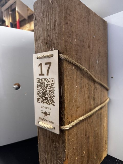 Holzschild mit QR-Code am Balken, mit Naturseil zerstörungsfrei befestigt – ein Scan öffnet die Schadensakte