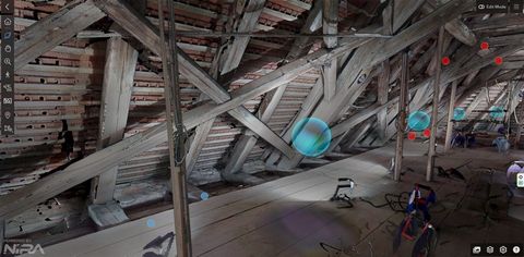 Innenansicht eines historischen Dachstuhls im Punktwolken-Cloudviewer mit markierten Schadenspunkten