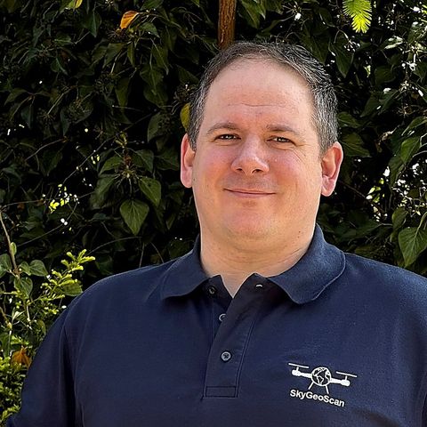 Sebastian Schröder, Zimmermann und Gründer von SkyGeoScan, neben dem FARO-Laserscanner