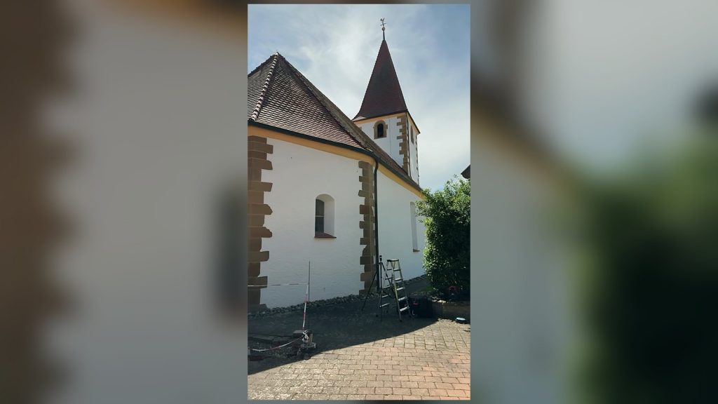 3D-Laserscanning einer denkmalgeschützten Kirche in Weißenburg – Drohnenaufnahme mit Scanner am Objekt