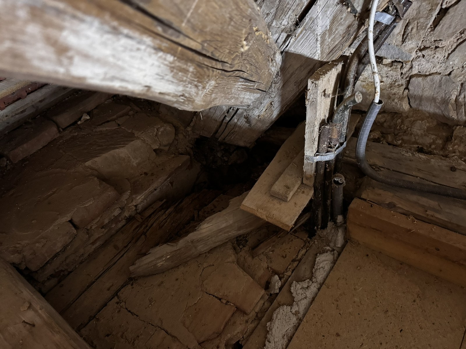Durchgefaultes Auflager eines Deckenbalkens auf der Mauerlatte im historischen Dachwerk