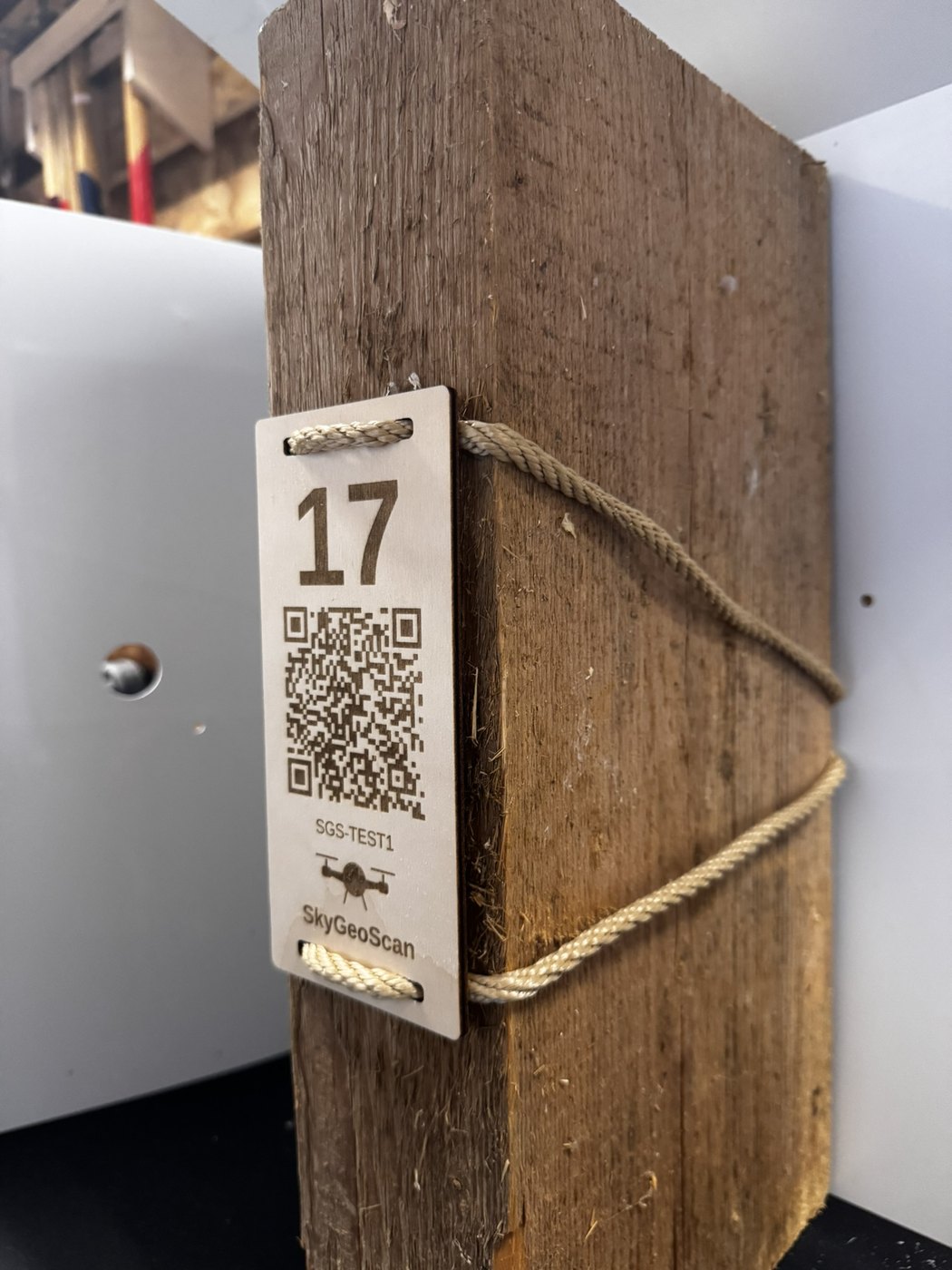 Holzschild mit QR-Code am Balken, mit Naturseil zerstörungsfrei befestigt – ein Scan öffnet die Schadensakte